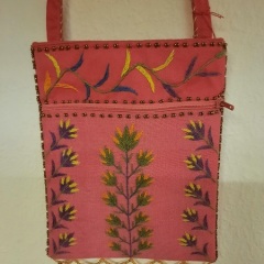 Tasche mit Blumenstickerei, pink-rot, Reißverschluss, Außenfach mit extra Reißverschluss, Innenfutter, Träger ca 130 cm lang,  16 €